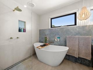 THE PENTHOUSE - Spectacular Views of the Bay, and the Ocean! Only 150m to Shaws Bay - East Ballina - 4