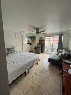 cozy studio a couple blocks away from the beach! - Honolulu - 0
