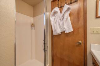 3BR Tahoe Donner Cabin with HOA Perks like Pools Hot-Tub Minutes to Trails Lake Golf - Truckee - 2