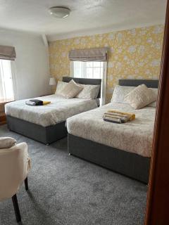 Holland Arms Hotel - Llangristiolus - 0