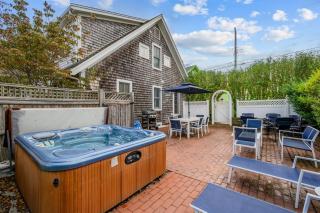 Walk to Beach and Town, Hot tub, Sleeps 8, Pet Friendly - 6
