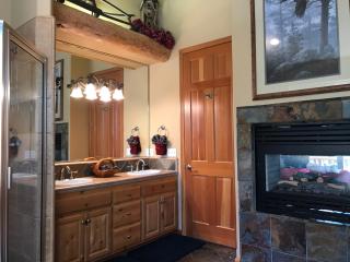 Large Family Home in Quiet Wooded Setting Close to Everything - Mevers - 2