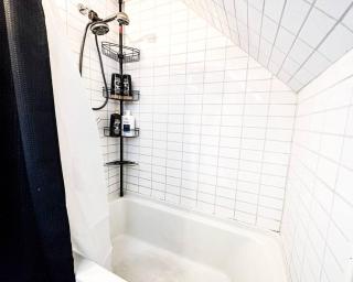 GREAT VALUE! 7 Beds, W/D, & Parking! - Albany - 6