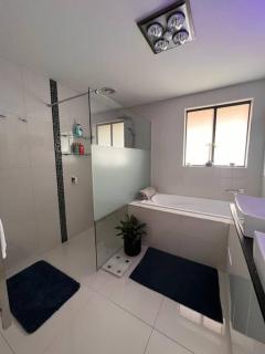 Modern light filled home near beaches - Howrah - 9