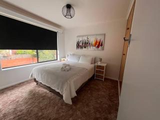 Modern light filled home near beaches - Howrah - 6