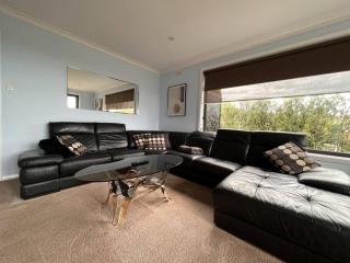 Modern light filled home near beaches - Howrah - 5