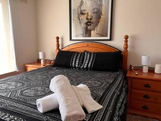 Modern light filled home near beaches - Howrah - 4
