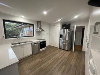 Modern light filled home near beaches - Howrah - 3