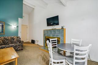 Cedarbrook Deluxe One bedroom Queen Suite with outdoor heated pool 209 - Killington - 6