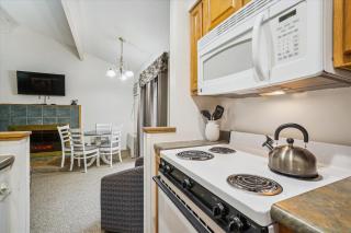 Cedarbrook Deluxe One bedroom Queen Suite with outdoor heated pool 209 - Killington - 4