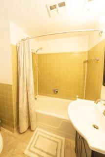 Central Location, Quiet Family Home, Private Yard. - 9