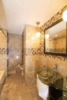 Central Location, Quiet Family Home, Private Yard. - 4