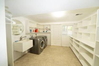 Central Location, Quiet Family Home, Private Yard. - 1