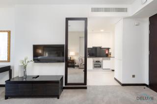 Urban Studio at The Address Residences Dubai Marina by Deluxe Holiday Homes - Dubai - 1