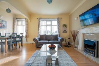 Spacious flat in central location with parking - Great Coates - 0