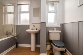 Spacious flat in central location with parking - Great Coates - 5