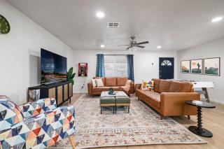 Gorgeous 4-bed home with Golf, Pool, & Hot Tub! - Phoenix - 1