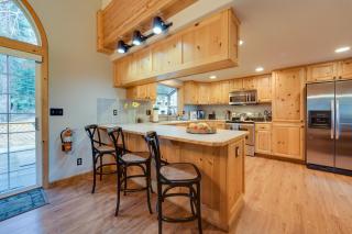 Rustic Truckee Cabin Retreat with Community Pool! - Truckee - 2