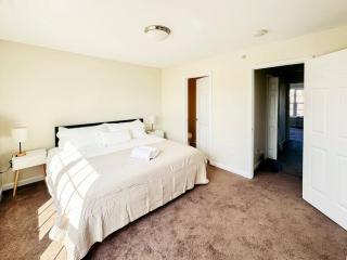 Luxury & Style, 3 King Bed, W/D, & FREE Garage - Schenectady - 5
