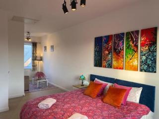 Homely, Cosy & Contemporary 4 BDR house with Garden & Parking 5 mins drive to Addenbrookes & Papworth hospitals & Bio Medical campus - 4