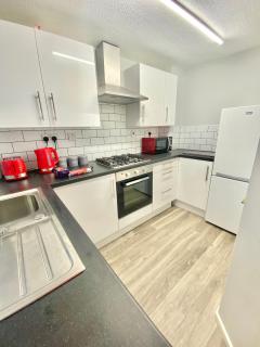 Central MK Home, Garden and Free Private Driveway Parking! 4 Beds Fully Equipped Train station 5 Mins - 7