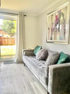 FREE PRIVATE PARKING! Central MK Home, Driveway and Garden! FULLY EQUIPPED 4 BEDS! Train station 5 Mins - Milton Keynes - 1