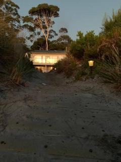 Beachfront House - Hot Tub, Ocean Views, Private Beach Pathway - White Beach - 9