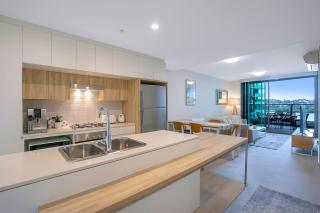 'Riverfront Flow' Poolside and Portside in Hamilton - Brisbane - 9