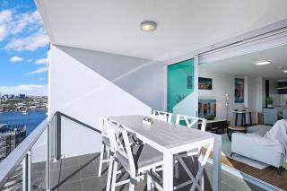 Fall in Love with Waterfront Resort-style Living - Brisbane - 3