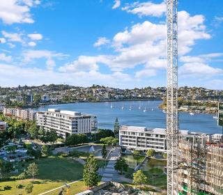 Fall in Love with Waterfront Resort-style Living - Brisbane - 2