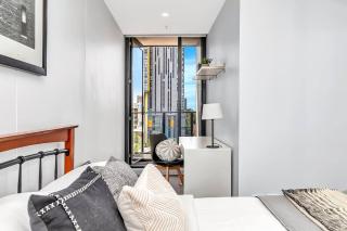 'Adelaide Azure' Scenic CBD Living with Rooftop Pool - 8