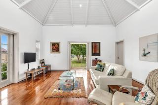 Time and Tide Hideaway - A Spacious Beachside Escape - Adelaide - 0