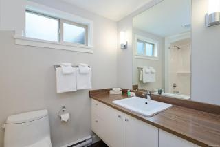 Shorewater Resort Oceanside Studio with Loft - Qualicum Beach - 3