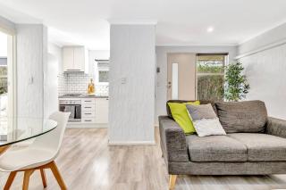 Charming Glenelg Stay, Walking Distance to Beach - Adelaide - 8
