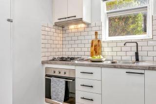 Charming Glenelg Stay, Walking Distance to Beach - Adelaide - 7