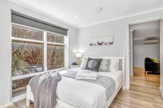 Charming Glenelg Stay, Walking Distance to Beach - Adelaide - 5