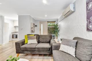 Charming Glenelg Stay, Walking Distance to Beach - Adelaide - 4