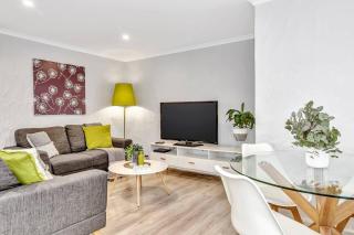 Charming Glenelg Stay, Walking Distance to Beach - Adelaide - 2