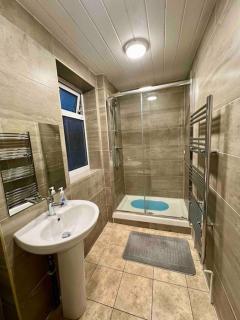 House in a quiet neighbourhood with private drive - Woodford Green - 5