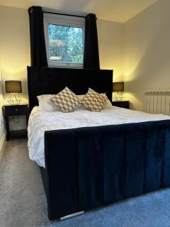 Entire Apartment boutique king size bed near Town Centre - 0