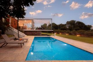 Open House by StayVista - Nestled in nature, featuring a Swimming pool & Expansive lawn for a serene retreat - Shikrapur - 8