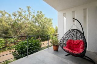 Open House by StayVista - Nestled in nature, featuring a Swimming pool & Expansive lawn for a serene retreat - Shikrapur - 2