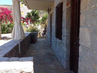Las - Giannakakoy Traditional Stone Houses - Neon Oitilon - 4