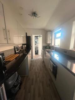 Sleeps up to 8 Free Parking Large Town House 3 Bed, 2 Bathrooms Private Locked Garden In-between Nottingham & Derby Contractor Friendly - 5