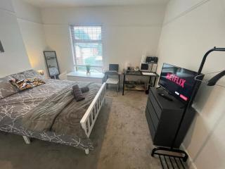 Sleeps up to 8 Free Parking Large Town House 3 Bed, 2 Bathrooms Private Locked Garden In-between Nottingham & Derby Contractor Friendly - 1