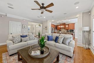 Serene Smart Home, Big Backyard, Family and Friends - 3