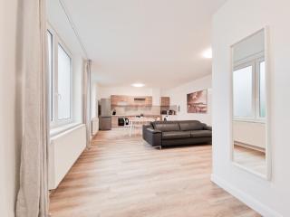 RAJ Living - City Apartment with 3 Rooms - 15 Min Messe DUS & 10 Min Old Town DUS - Düsseldorf - 0