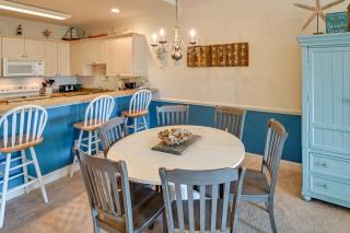 Pool Access and Balcony Modern Myrtle Beach Condo - Myrtle Beach - 5