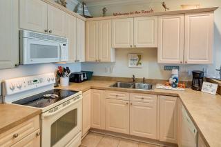 Pool Access and Balcony Modern Myrtle Beach Condo - Myrtle Beach - 3