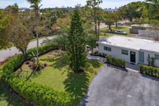 Lovely 2-Bdr w/Patio, Lake Park! - Naples - 8